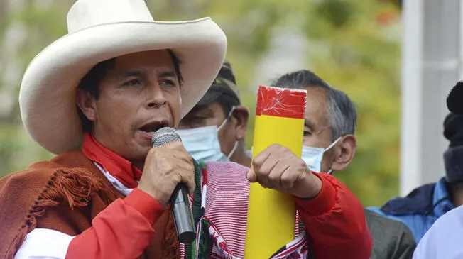 Pedro Castillo se arrodilló con biblia en mano.