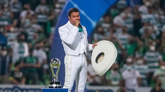 Pablo Montero se confunde y cambia letra del Himno Nacional de México.
