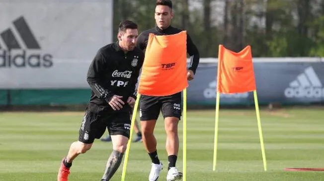 Lionel Messi entrena con Argentina.