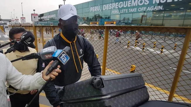 Luis Advíncula llegó a Lima para trabajos con la Selección Peruana