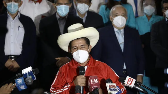 El candidato de Perú Libre Pedro Castillo habló con la prensa e indicó que se dirigirá al país este jueves a las 4.00 p. m. Foto: Aldair Mejia
