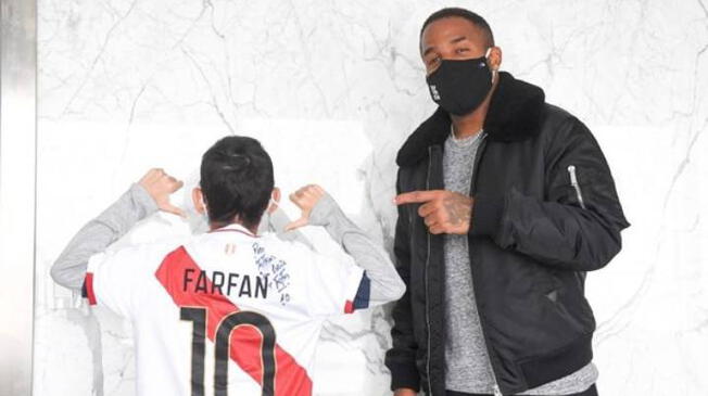 Jefferson Farfán cumplió el sueño de un niño con cáncer  e  hidrocefalia