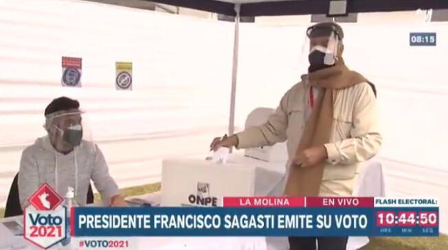 Francisco Sagasti emitió su voto esta mañana en La Molina.