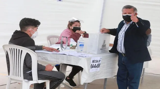Cesar Acuña acudió a su local de votación para emitir su voto
