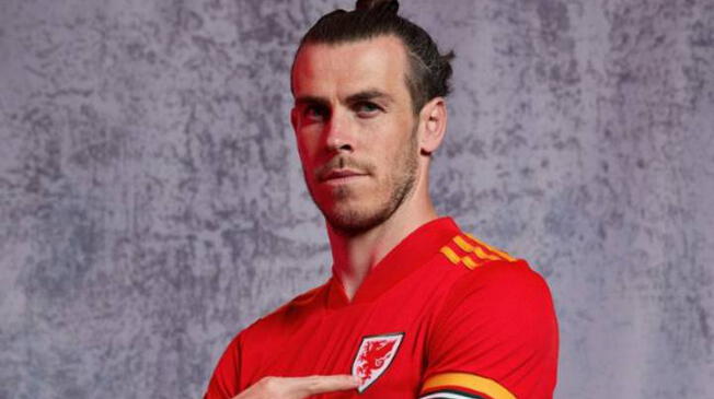 Gareth Bale luce la nueva camiseta de Gales.