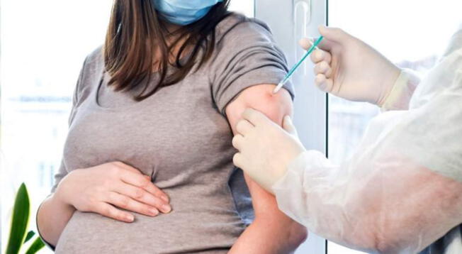 COVID-19: programan vacunación para mujeres embarazadas mayores de 18 años