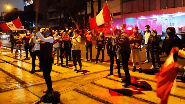 Seguidores de Keiko Fujimori protestan frente a la casa de Domingo Perez.