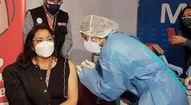 Violeta Bermúdez recibe primera dosis de la vacuna contra la COVID-19