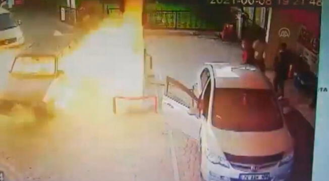 Viral auto se incendia con conductor adentro