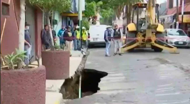 Se abre socavón en Santa Martha Acatitla, Iztapalapa