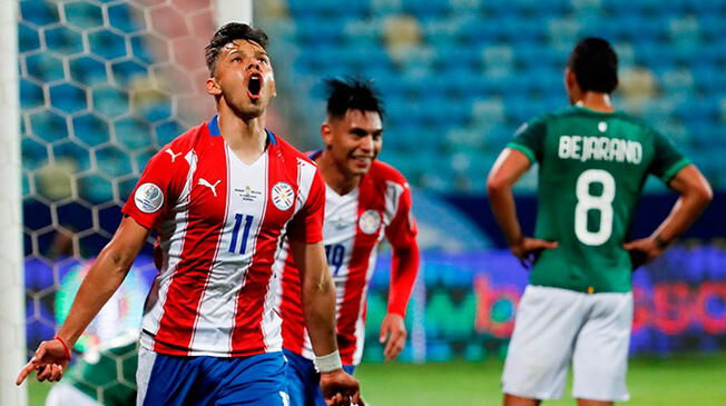 Ángel Romero grita su gol con Paraguay.