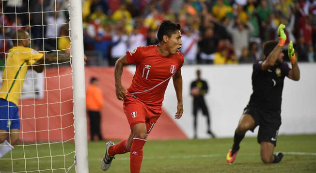 Raúl Ruidíaz celebra su recordado gol con la mano ante Brasil en 2016.