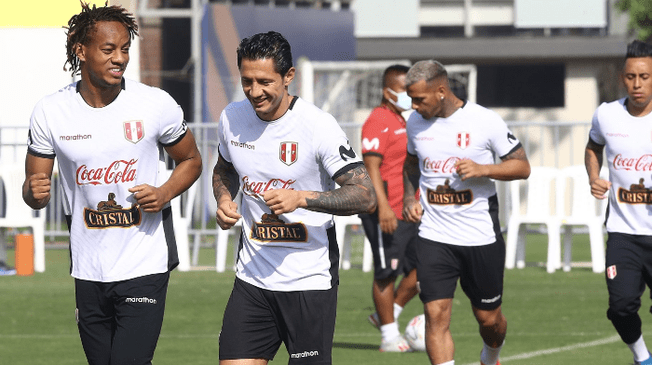 Lapadula se relaja escuchando cumbia en la previa del debut ante Brasil