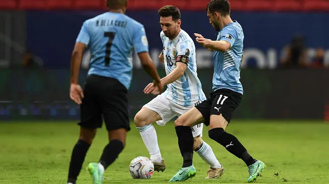 Lionel Messi comanda la ofensiva de Argentina ante Paraguay.