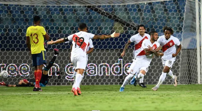 Sergio Peña celebra el primer gol peruano ante Colombia