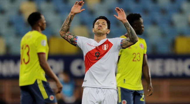 Lapadula intentaba abrazar a Davinson Sánchez, pero el colombiano se negó