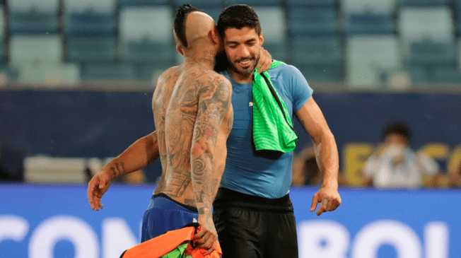 Arturo Vidal y Luis Suárez se saludaron tras el empate entre Chile y Uruguay