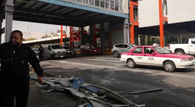 Cae estructura metálica de Metro Villa de Cortés y ocasiona daños en dos vehículos