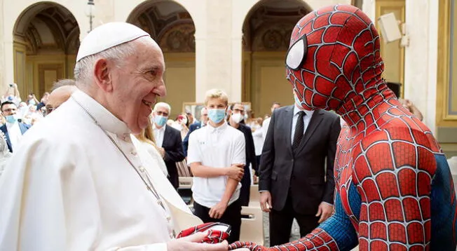 Papa Francisco recibió visita del hombre araña en el vaticano.