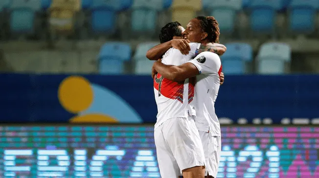 Gianluca Lapadula y André Carrillo celebran el empate (2-2) de Perú ante Ecuador