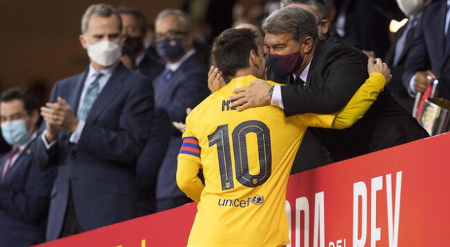 Lionel Messi junto a Joan Laporta, presidente del Barcelona