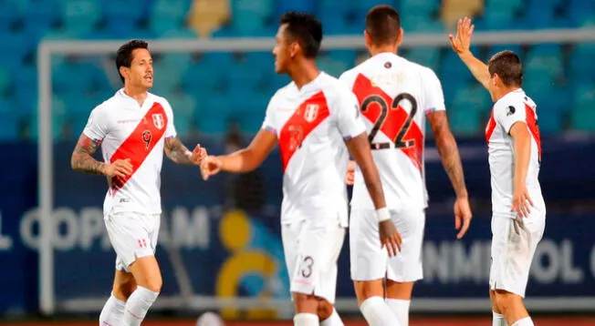 Gianluca Lapadula anotó su primer gol con la selección peruana.