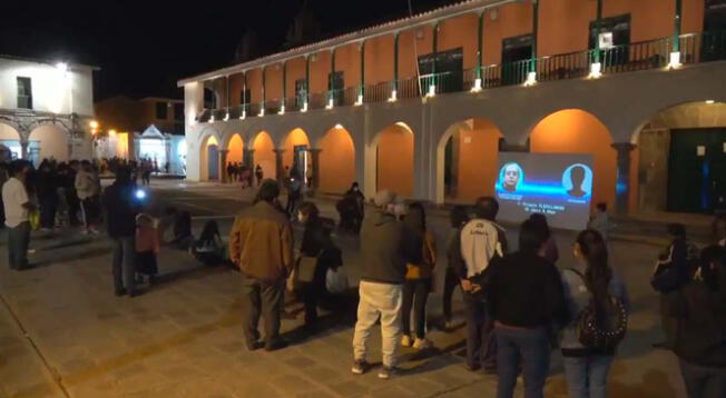 Ayacucho: Ciudadanía se entera de Vladiaudios en plaza de Huamanga