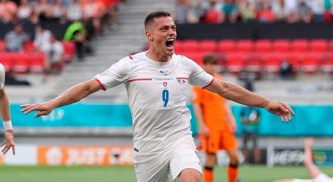 Tomas Holes celebra el primero gol de República Checa sobre Holanda.