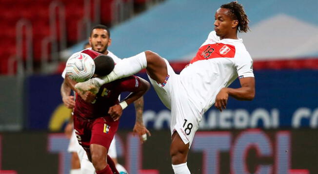 André Carrillo busca el gol durante el Perú vs. Venezuela por Copa América