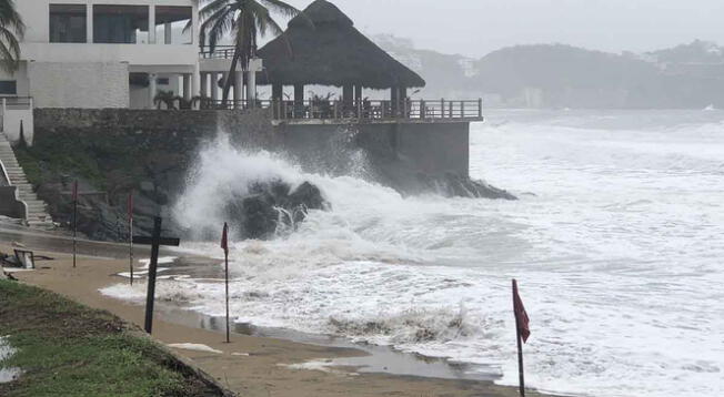 El huracán Enrique registra fuerte oleaje en Manzanillo, Colima