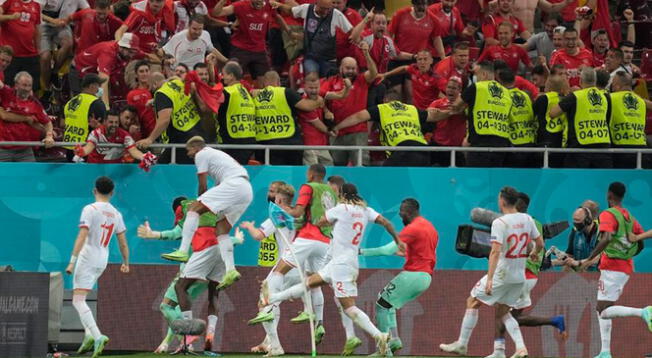 Hinchas franceses tiran gallina de plástico a jugadores suizos.