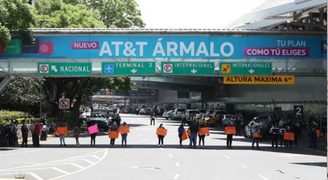 Papás de niños con cáncer amagan con cerrar los accesos al AICM