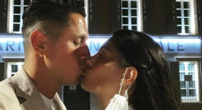 Gianluca Lapadula junto a su amada Alessia durante un viaje