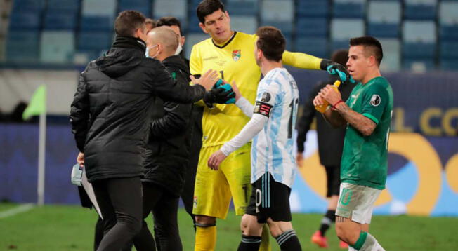 Carlos Lampe y Lionel Messi tras el final de Argentina vs Bolivia
