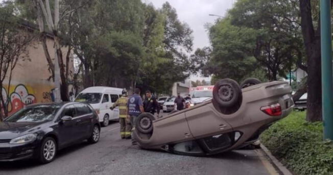 Uber vuelca en Periférico Norte, en Tlalnepantla; muere el conductor