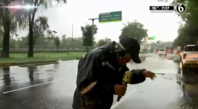 El camión pasó y bañó por completo al reportero que daba la noticia