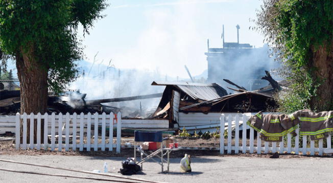 Incendian iglesias en Canadá tras hallazgos de restos de niños amerindios en internados