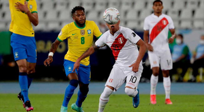 Fred jugando ante Perú en la fase de grupos de la Copa América