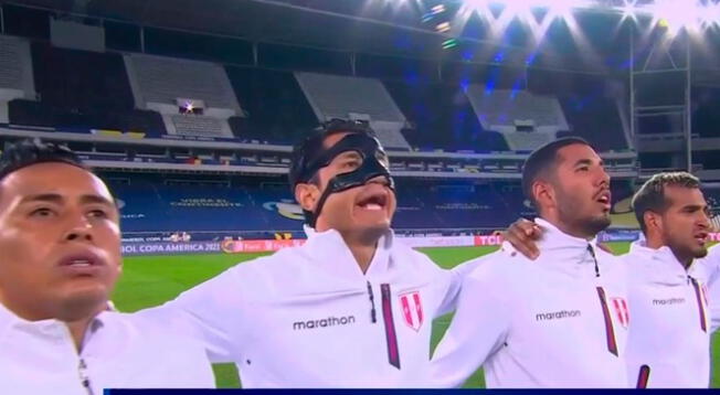 Gianluca Lapadula grita "vamos" al finalizar himno nacional de Perú.