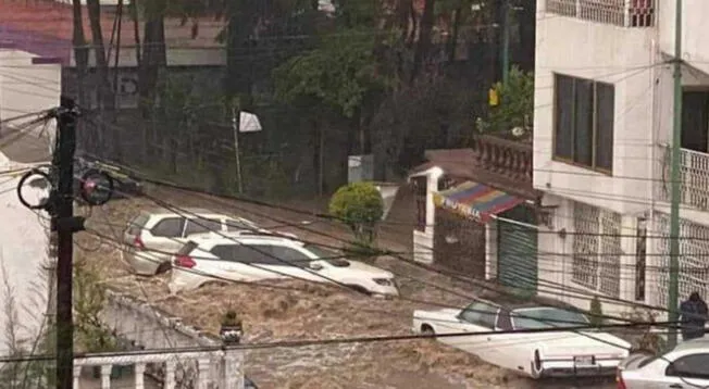 Automóviles se quedaron bajo el agua tras la intensa lluvia en el poniente del Edomex