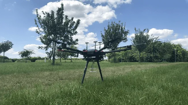 Drone es capaz de ubicar a una persona herida y contactar a los servicios de emergencia. Drone es capaz de ubicar a una persona herida y contactar a los servicios de emergencia.