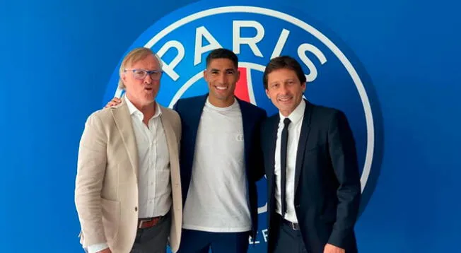 Acharf Hakimi posa junto a su agente y a Leonardo, directivo del PSG.