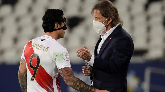 Ricardo Gareca y Gianluca Lapadula conversan durante el partido ante Brasil.