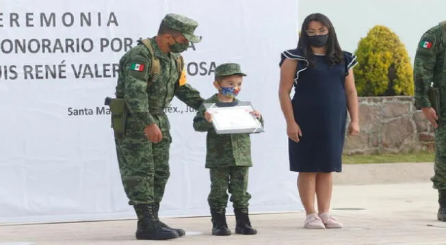 Niño cumplió con su sueño de ser soldado por un día