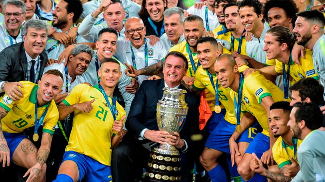 Jair Bolsonaro se ha mostrado cercano a la selección de Brasil. Foto: Facebook.