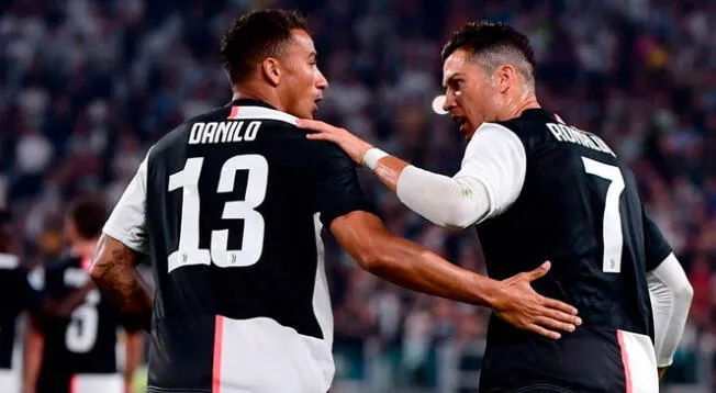 Cristiano Ronaldo junto con Danilo en la Juventus