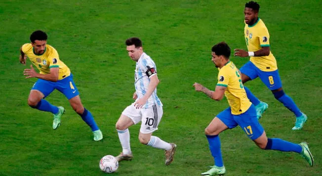 Lionel Messi es marcado por Paquetá y Marquinhos