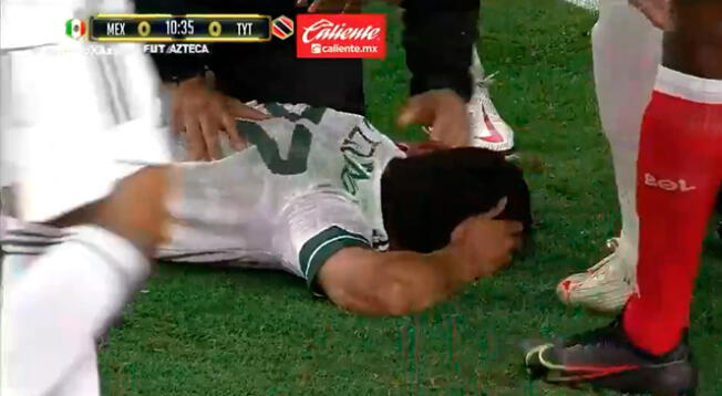 Hirving Lozano terminó inconsciente en el césped tras un duro golpe en la cabeza