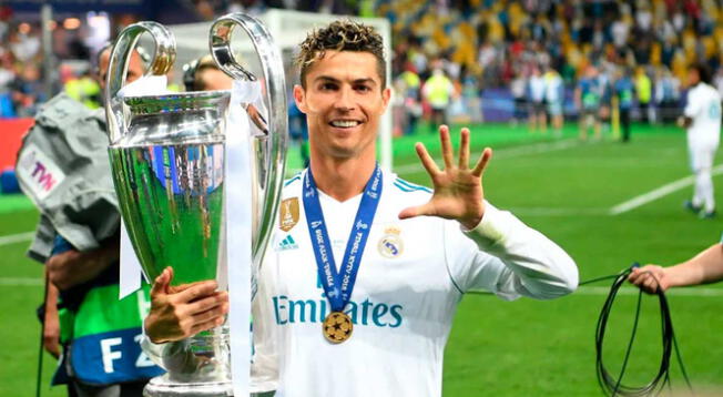 Cristiano Ronaldo cargando una de las Champions League que ganó con el Real Madrid