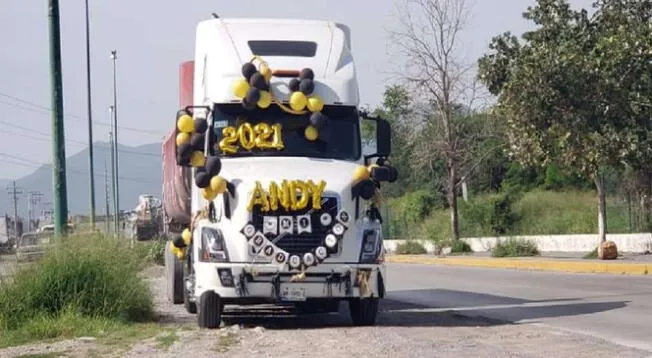 Mamá lleva a su hija en un tráiler a su fiesta de kinder